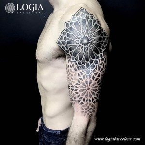 tatuaje-hombro-geometrico-Logia-Barcelona-Dasly (1)    
